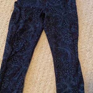 Compressive lulu capris: blue floral pattern size 4